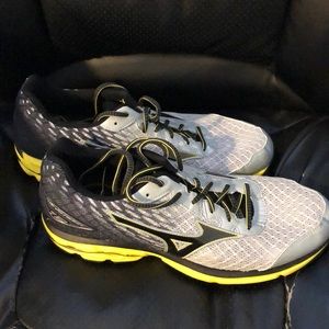 Men’s US 10.5 Mizuno running shoes.
